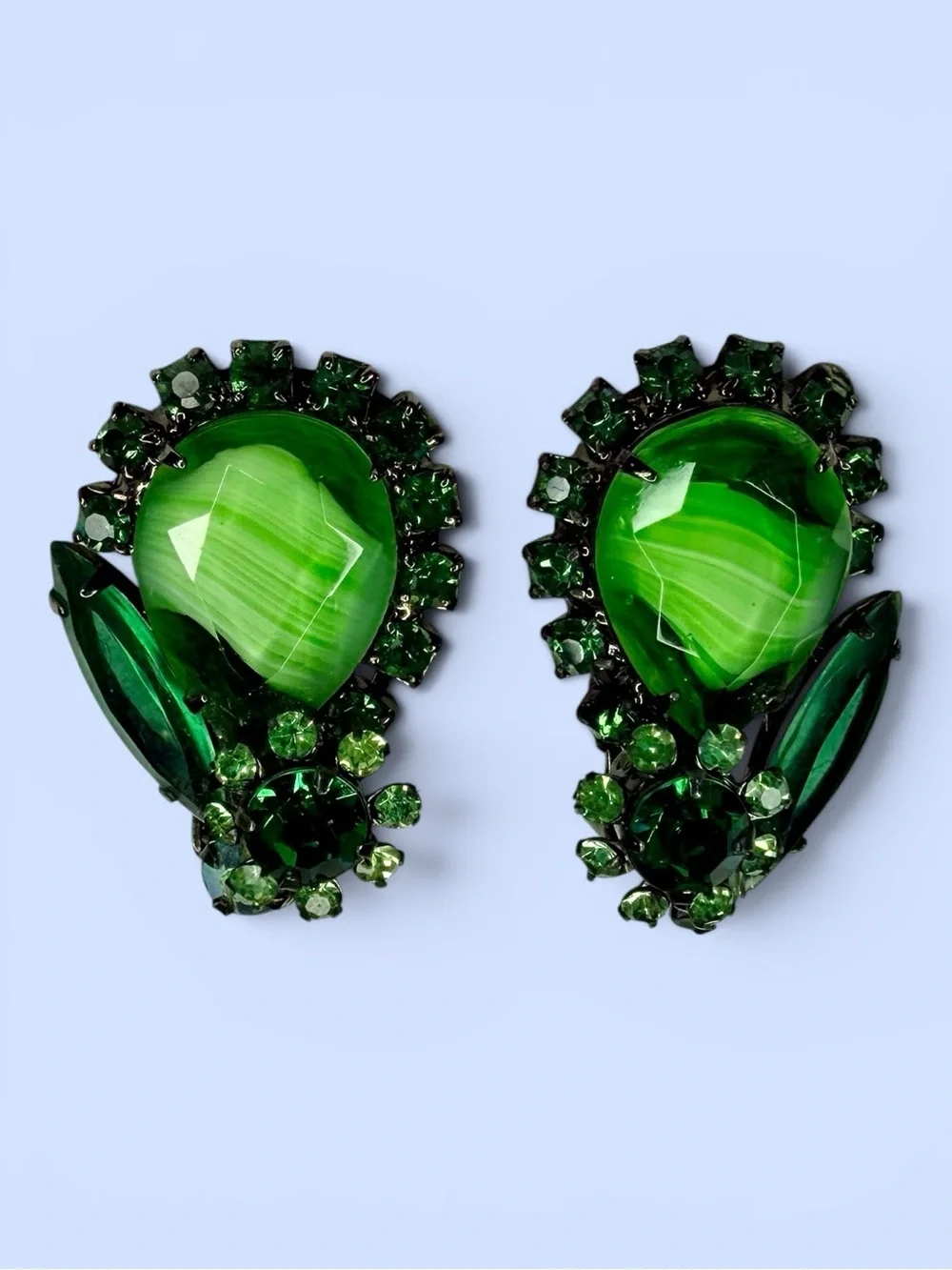 Verified Book Piece Juluana D&E Elegant Emerald Green Givre Clip-on Earrings - Picture 5 of 10
